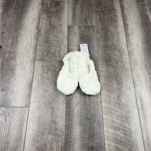Auden‎ White Fuzzy Slipper Sock